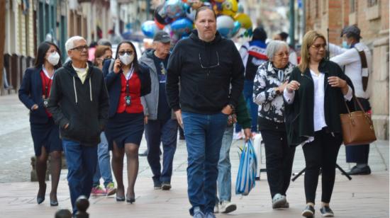 Un grupo de personas camina en Cuenca, el 7 de julio de 2022.