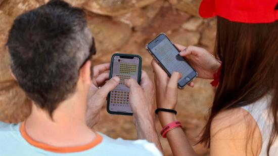 Dos personas usando su teléfono celular en España, el 17 de julio de 2022. 