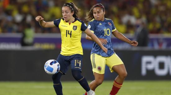 Danna Pesántez, de Ecuador, disputa una pelota en el partido ante Colombia por la Copa América femenina, el 17 de julio de 2022.