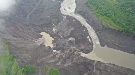 Erosión del río Coca amenaza las obras de captación de la hidroeléctrica Coca Codo Sinclair. Un socavón en el sector de San Luis, en julio de 2022.