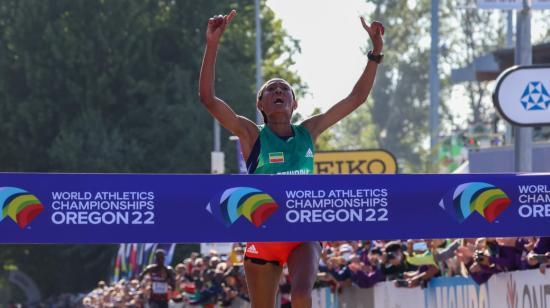 Gotytom Gebreslase, en la meta de la maratón del Mundial de Atletismo, en Oregon, el 18 de julio de 2022.