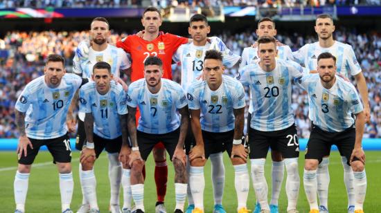 Los jugadores argentinos se forman antes de jugar la Finalissima ante Italia en Wembley, el 1 de junio de 2022.