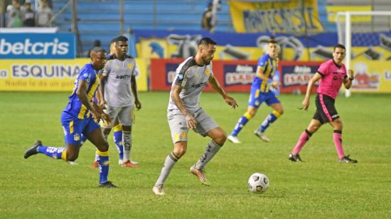 Francisco Fydriszewski, de Aucas, maneja la pelota en un partido ante Delfín, en Manta, el 18 de julio de 2022.