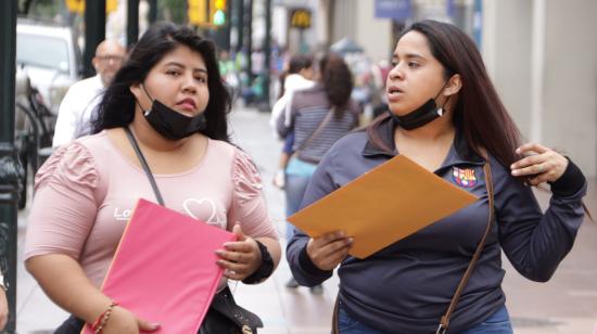 Dos mujeres caminan en Guayaquil, 19 julio de 2022.