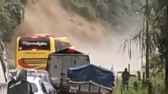 Momento del desbordamiento de la cascada, en el sector Velo de Novia, que afectó la vía Loja-Zamora, la tarde del 19 de julio de 2022.