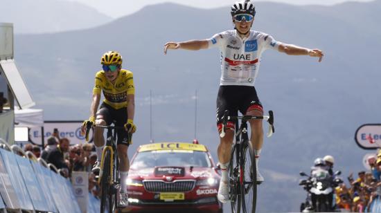 Tadej Pogacar se lleva la Etapa 17 del Tour de Francia, pero Jonas Vingegaard llega detrás y mantiene el liderato, el miércoles 20 de julio de 2022. 