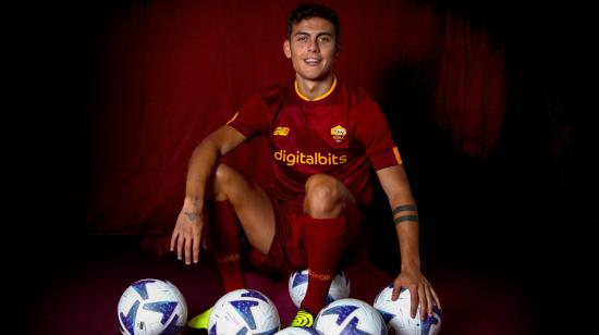 Paulo Dybala posa con la camiseta de la Roma, el 20 de julio de 2022. 