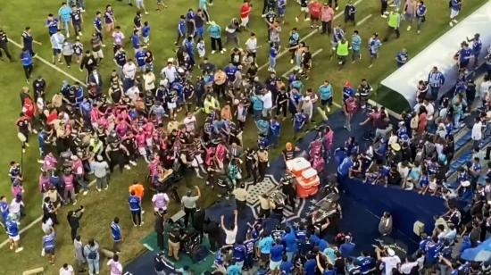 Hinchas de Emelec invadieron la cancha y agredieron a jugadores de IDV, en el estadio George Capwell, el 17 de julio de 2022.