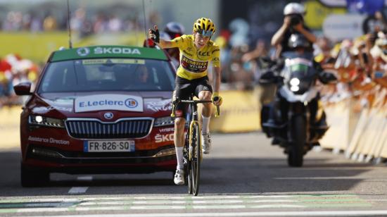 El ciclista danés de maillot amarillo Jonas Vingegaard de Jumbo Visma reacciona al cruzar la línea de meta para ganar Etapa 18 del Tour de Francia 2022.