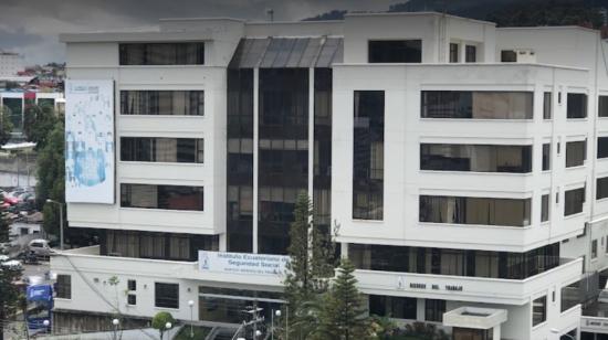 Fachada del edificio de Riesgos del Trabajo del IESS, de donde un delincuente se sustrajo 18 computadoras, el 13 de julio de 2022.