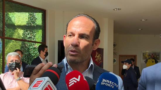 Francisco Egas, presidente de la FEF, conversa con los medios en la Casa de la Selección en Quito, el 21 de julio de 2022.