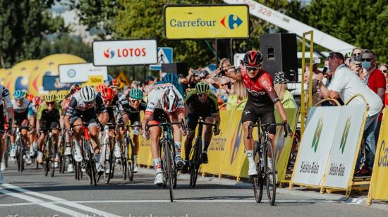 Richard Carapaz festeja su victoria en la Etapa 3 del Tour de Polonia 2020, lo que representó su primer triunfo con el uniforme del Ineos. 