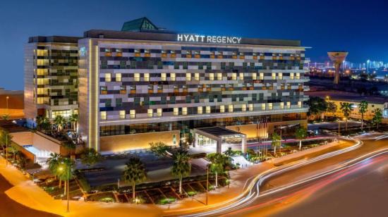 Vista de la entrada principal del hotel Hyatt Regency Oryx en Doha, Catar.