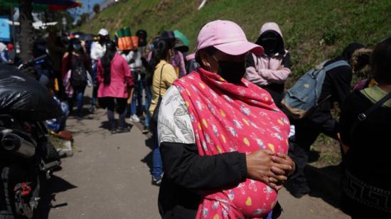 Personas hacen fila en los exteriores de Emaseo para buscar un trabajo, el 15 de julio de 2022.