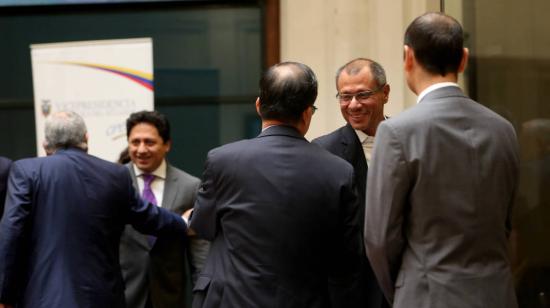 Rafael Poveda y Jorge Glas, exfuncionarios del correísmo, durante la firma de contratos petroleros. Quito, abril de 2016.