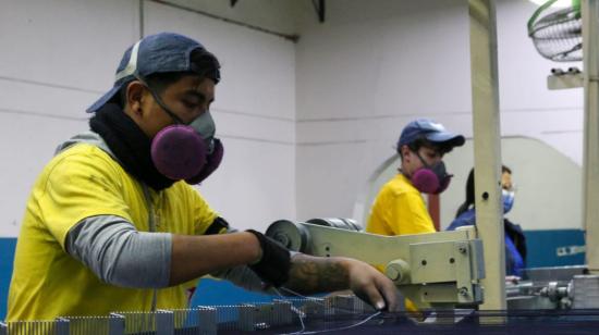 Trabajadores en una empresa textil de Ecuador, en abril de 2022.