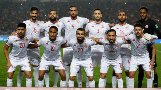 Los jugadores tunecinos formados antes del partido ante Mali por el repechaje a Catar, en marzo de 2022.