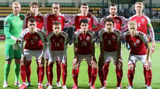 Los jugadores de la selección de Dinamarca previo a un encuentro por las Eliminatorias a Catar 2022.