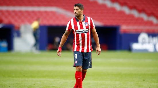 Luis Suárez vistiendo la camiseta del Atlético de Madrid durante un partido.