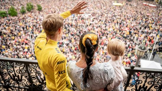 Jonas Vingegaard, luciendo el maillot amarillo del Tour, está acompañado por su esposa Trine Maria Hansen y su hija Frida durante un Recepción en el balcón del Ayuntamiento en el centro de Copenhague, el 27 de julio de 2022.