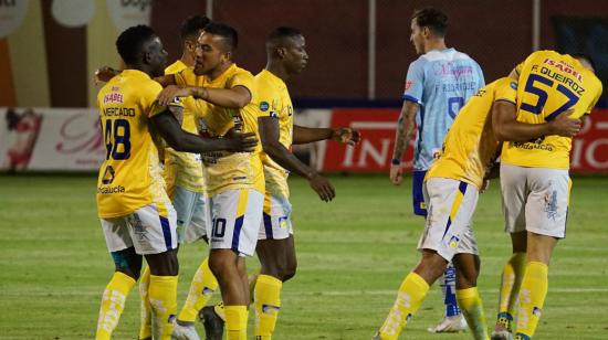 Los jugadores de Delfín se abrazan después de un gol ante Macará, en Ambato, el 25 de julio de 2022.