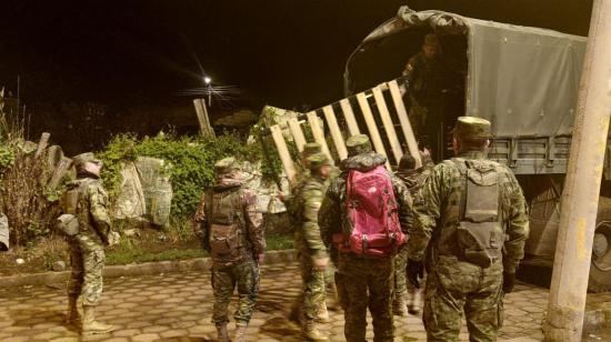 El Servicio Nacional de Gestión de Riesgos, en coordinación con Fuerzas Armadas entregó ayuda humanitaria a los habitantes del barrio Santa Teresita de la parroquia La Libertad, en el cantón Espejo, tras el sismo de 5,2 en Carchi, el 25 de julio de 2022.