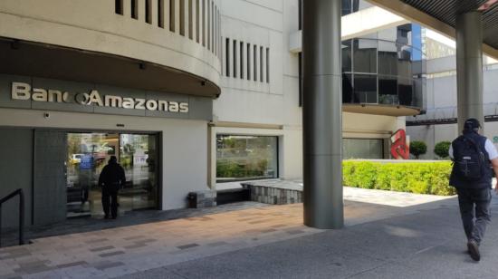 Imagen referencial de la fachada de Banco Amazonas, en Quito.