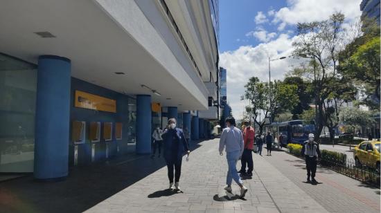 Imagen referencial de clientes en los exteriores de una agencia de Banco Pichincha en Quito el 26 de julio de 2022.