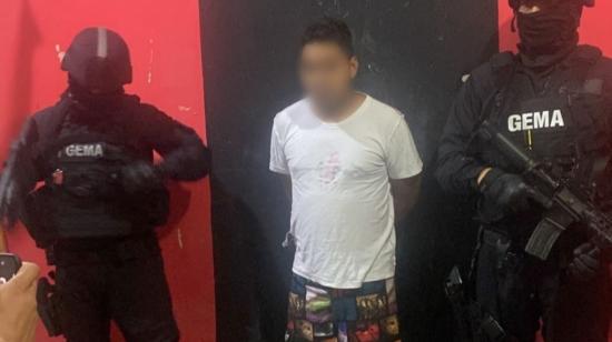 Imagen de uno de los detenidos de la banda de Los Lagartos, en los allanamientos en Guayaquil, Naranjal y Santa Elena, el 27 de julio de 2022.