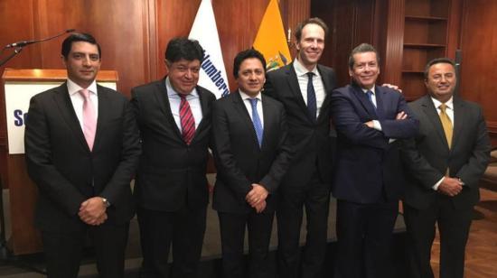 De izquierda a derecha: Sergio Ruiz, secretario del despacho del entonces vicepresidente Jorge Glas; Carlos Sarmiento, representante de Schlumberger; Rafael Poveda, ministro coordinador de Sectores Estratégicos. Y el exministro de Hidrocarburos de entonces, José Icaza.