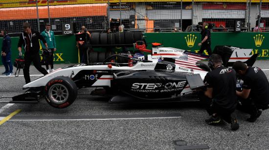 El piloto del ART, Juan Manuel Correa, en la zona de boxes durante el GP de Austria de la Fórmula 3.