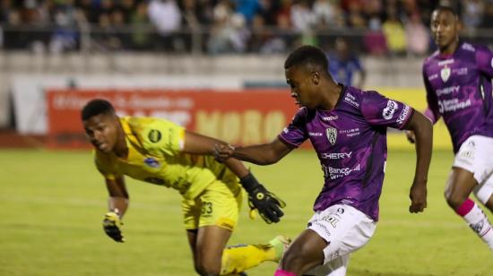 Alan Minda, de Independiente del Valle, antes de convertir su gol ante Imbabura SC en los cuartos de final de la Copa Ecuador, el 27 de julio de 2022.