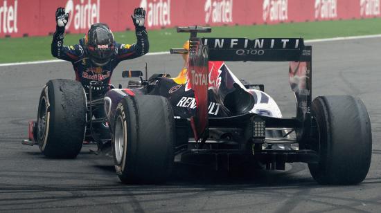 El piloto alemán Sebastian Vettel festeja su cuarto título mundial en la F1 con Red Bull, en la India, en 2013. 