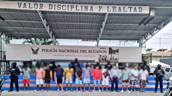 Imagen de los 17 detenidos en el operativo contra el grupo de Los Lagartos, el 27 de julio de 2022, en Guayas y Santa Elena. La justicia dictó prisión preventiva para 13 de ellos.