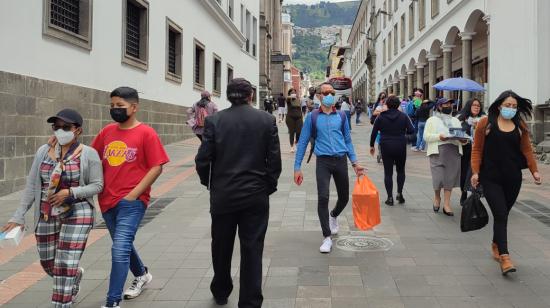 Personas caminan en el Centro Histórico de Quito, el 21 de julio de 2022.