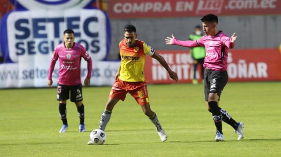 Víctor Figueroa, de Aucas, maneja una pelota en el partido ante IDV, en Quito, el 23 de julio de 2022.