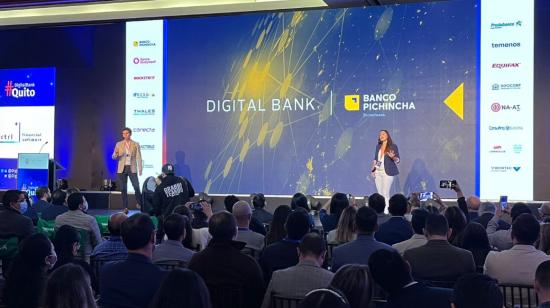 Ariana Solís y José Lascano de Banco Pichincha en el Digital Bank, en Quito, el 28 de julio de 2022.