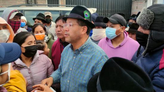 Jorge Guamán, prefecto de Cotopaxi, brindó declaraciones a la salida de la audiencia de formulación de cargos por delincuencia organizada, el 29 de julio de 2022.