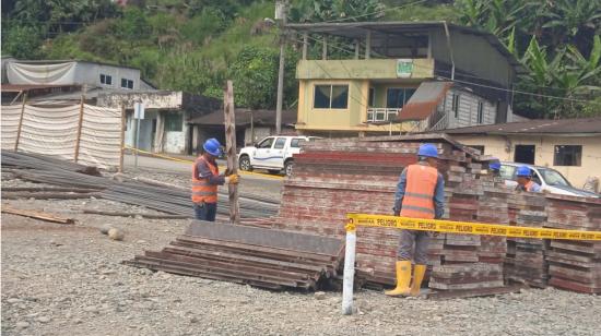 Trabajos de emergencia del Ministerio de Transporte y Obras Públicas en la vía Latacunga-La Maná.