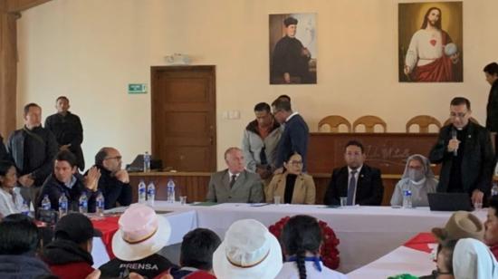 Imagen de la última vez que el ministro de Gobierno, Francisco Jiménez, compartió una mesa de diálogo con Virgilio Saquicela, como mediador con las organizaciones indígenas, en la Basílica de Quito, el 27 de junio de 2022.