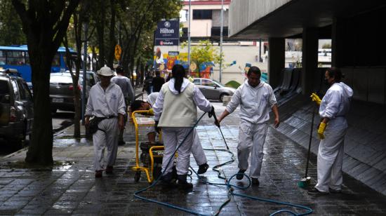 Trabajadores de una empresa de limpieza en Quito, el 1 de julio de 2022.