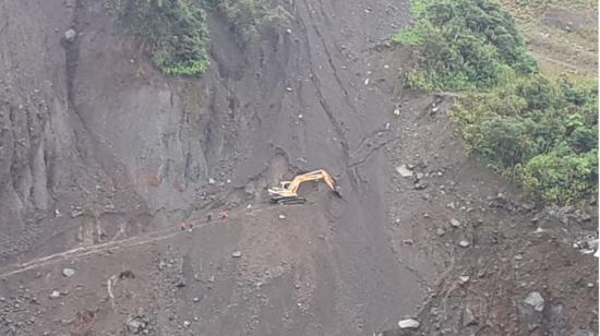 Pobladores de la provincia amazónica de Sucumbíos, en Ecuador, construyen un camino particular en medio de una peña para intentar conectar a las ciudades de Quito y Lago Agrio, el 26 de julio de 2022. 