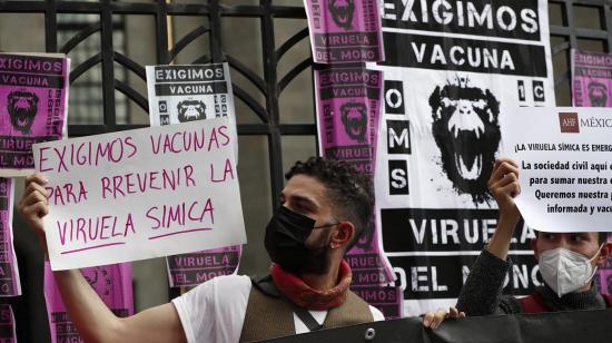 Un grupo de personas se manifiestan para exigir vacunas contra la viruela del mono, afuera de la Secretaria de Salud, México, el 26 de julio de 2022. 