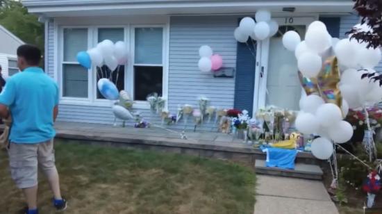 Vecinos de la mujer ecuatoriana que se suicidó tras matar a sus hijos, hicieron una vigilia afuera de su casa, en Connecticut, Estados Unidos, el 30 de julio de 2022.