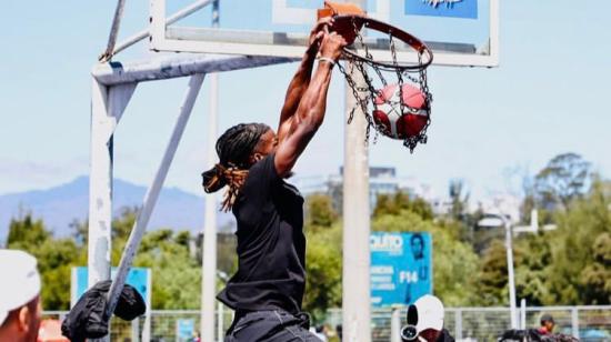 Jimmy Butler, jugando en el Parque La Carolina en Quito, el 31 de julio de 2022.