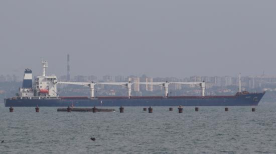 El buque Razoni, con bandera de Sierra Leona, abandona el puerto marítimo de Odesa tras reanudar la exportación de cereal, en medio del ataque de Rusia a Ucrania, el 1 de agosto de 2022. 