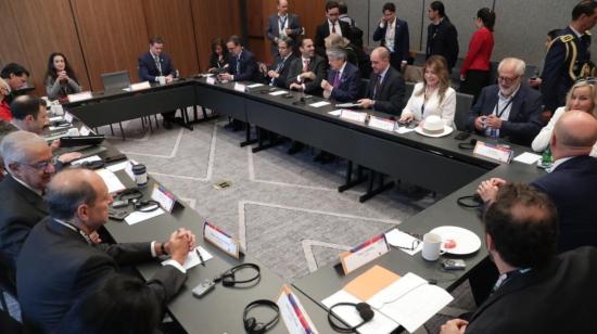 El presidente Guillermo Lasso junto a autoridades de Ecuador en el IV Foro Empresarial de Las Américas, en Estados Unidos, el 8 de junio de 2022.