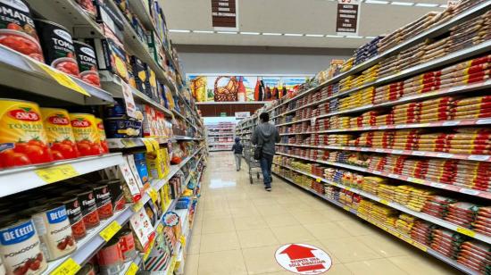 Una persona hace compras en un supermercado en el norte de Quito, el 3 de agosto de 2022.