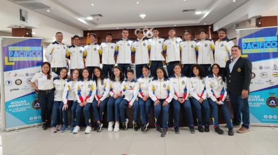 La selección de aguas abiertas de Ecuador antes de la Copa del Pacífico, en Salinas. 