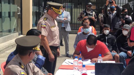 Momento de la firma del "acuerdo de paz" por parte de los internos de la cárcel de Turi, en Cuenca, el 2 de agosto de 2022.